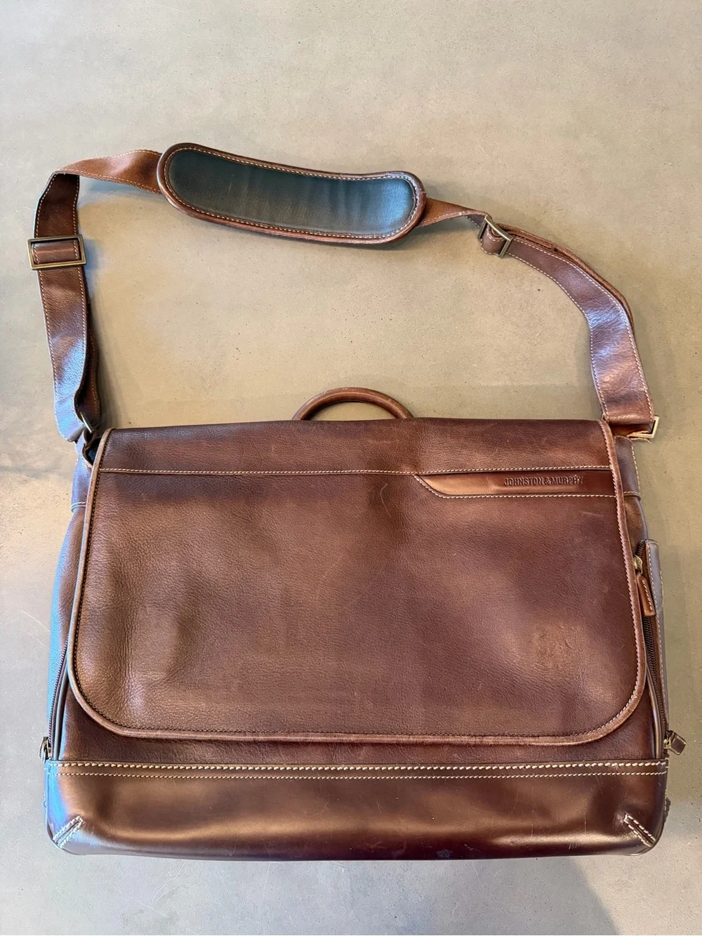 Gorgeous Johnston & Murphy Brown Leather Messenger Bag Briefcase Laptop